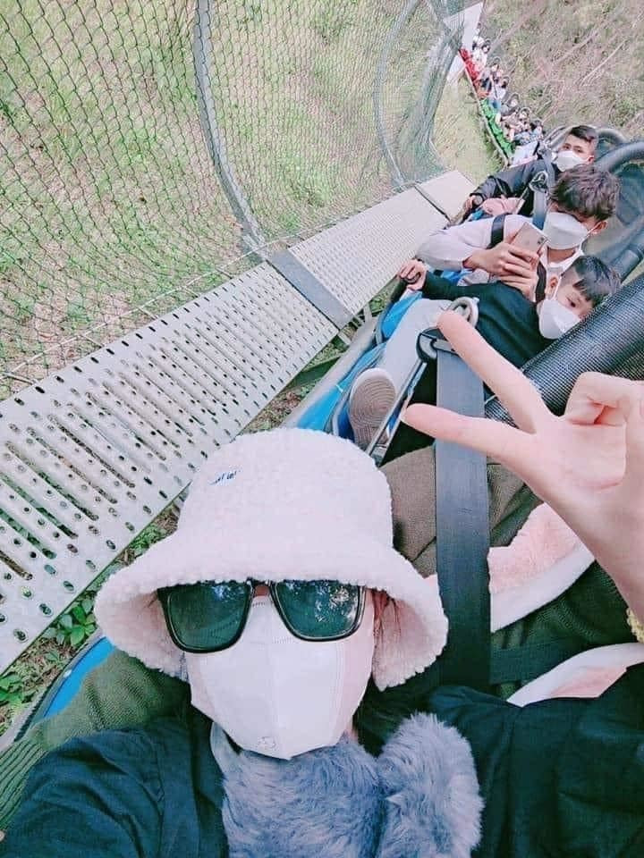 Được biết thời gian qua, lượng khách đổ lên Đà Lạt cực kì đông. Không riêng tuyến đường tắc nghẽn mà các địa điểm du lịch cũng rơi vào tình trạng quá tải.