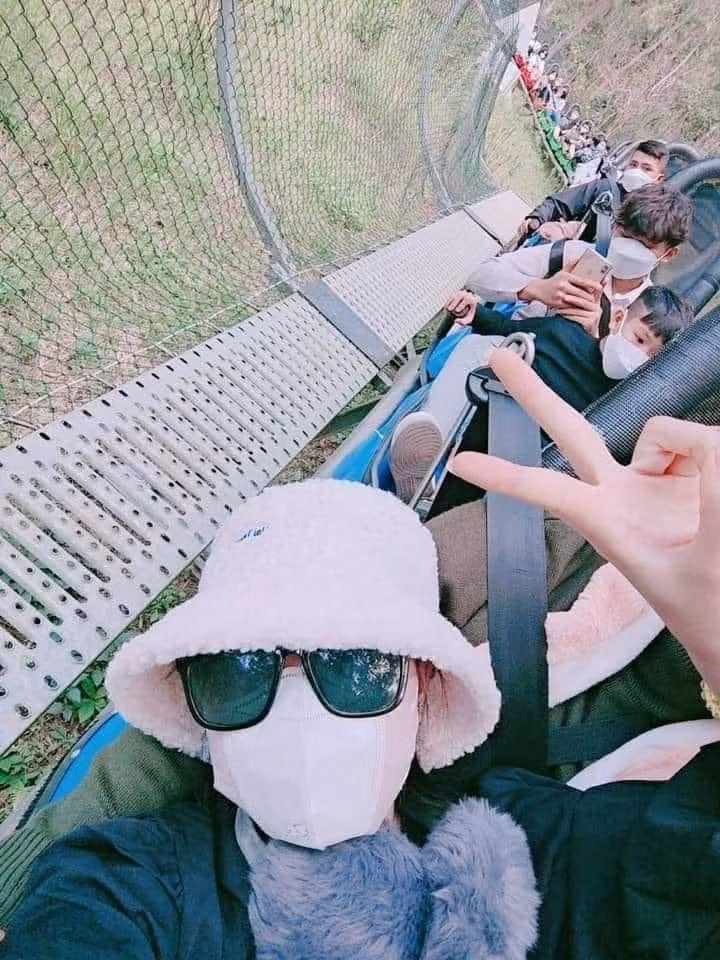 Được biết thời gian qua, lượng khách đổ lên Đà Lạt cực kì đông. Không riêng tuyến đường tắc nghẽn mà các địa điểm du lịch cũng rơi vào tình trạng quá tải.