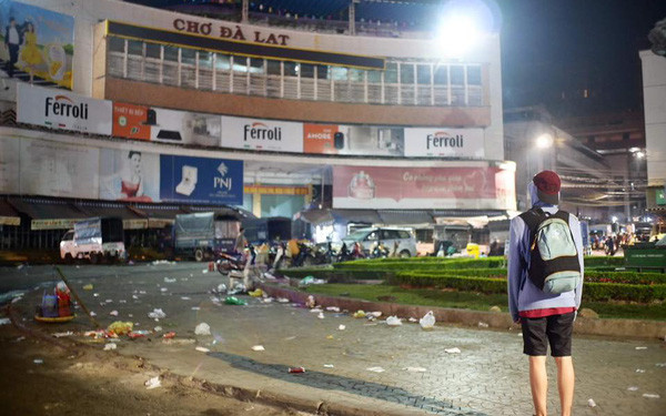 Tại những khu vực công cộng ở thành phố ngàn hoa hay chỗ đồi thông dọc đường quốc lộ 27C, rác được vứt bừa bãi, thành đống lớn khắp mọi nơi.