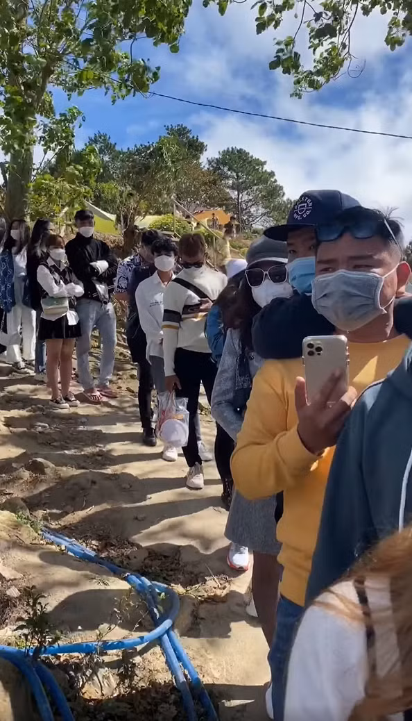 Trong các hội nhóm lớn về du lịch, mọi người đua nhau chia sẻ lại những hình ảnh chợ Đà Lạt, các quán ăn, cà phê…đều rơi vào tình trạng người chen chúc mua hàng, vui chơi… Thậm chí có những địa điểm du lịch nổi tiếng, người dân phải xếp hàng dài mới mong mua được đồ yêu thích.