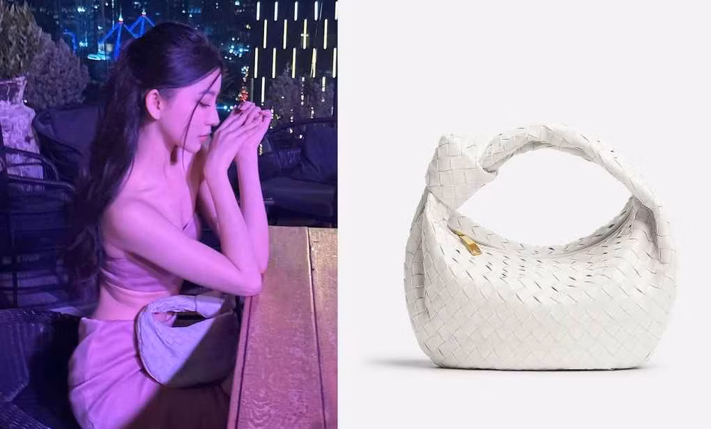 Tham gia một sự kiện mới đây tại Bangkok (Thái Lan), Bâu Krysie kết hợp bộ váy hai mảnh quyến rũ cùng chiếc mini Jodie của Bottega Veneta. Món phụ kiện hiện có giá 2.650 USD (64 triệu đồng).