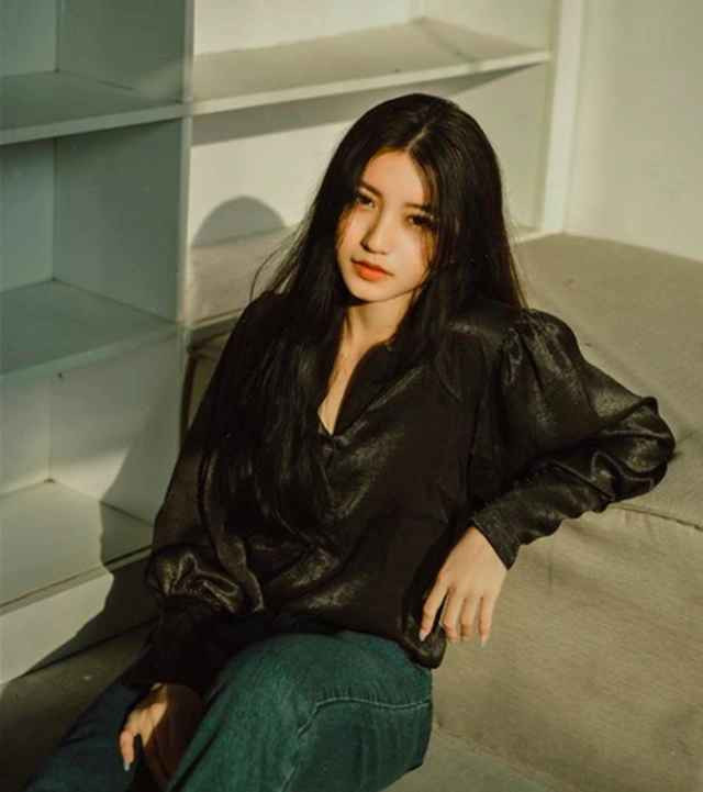 Ngoài ngoại hình sáng, hot girl Sài thành còn luôn nổi bật với gu thời trang đi dự tiệc lẫn đời thường. Cô nổi tiếng với độ chịu chi cho loạt túi xách hàng hiệu.