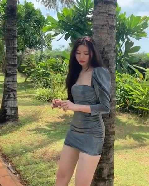 Trời phú cho mặt đẹp, body thon, những cái title bài viết về hot girl Bâu với nhiều mỹ từ ngày càng khiến thông tin và hình ảnh về Bâu phủ sóng nhiều nơi hơn.