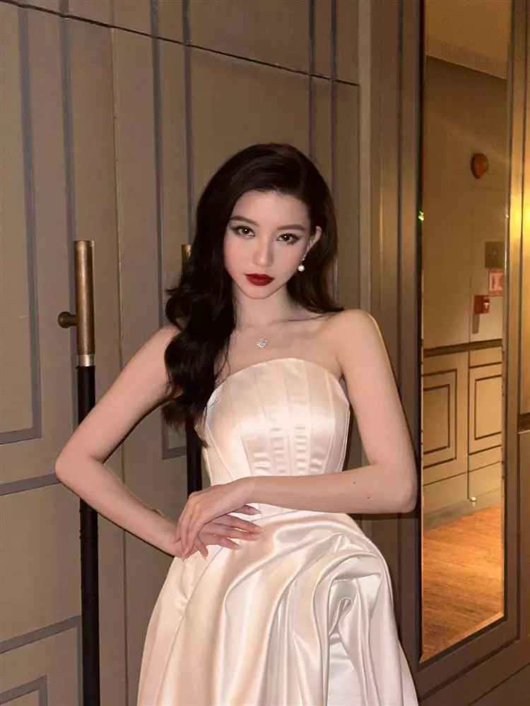 Bâu là hot girl gây bão ở rất nhiều những fanpage chuyên “săn lùng” trai xinh gái đẹp. Cô nàng này sở hữu nhan sắc "cực phẩm" với gương mặt đẹp không tì vết và thân hình với những đường cong vàng.