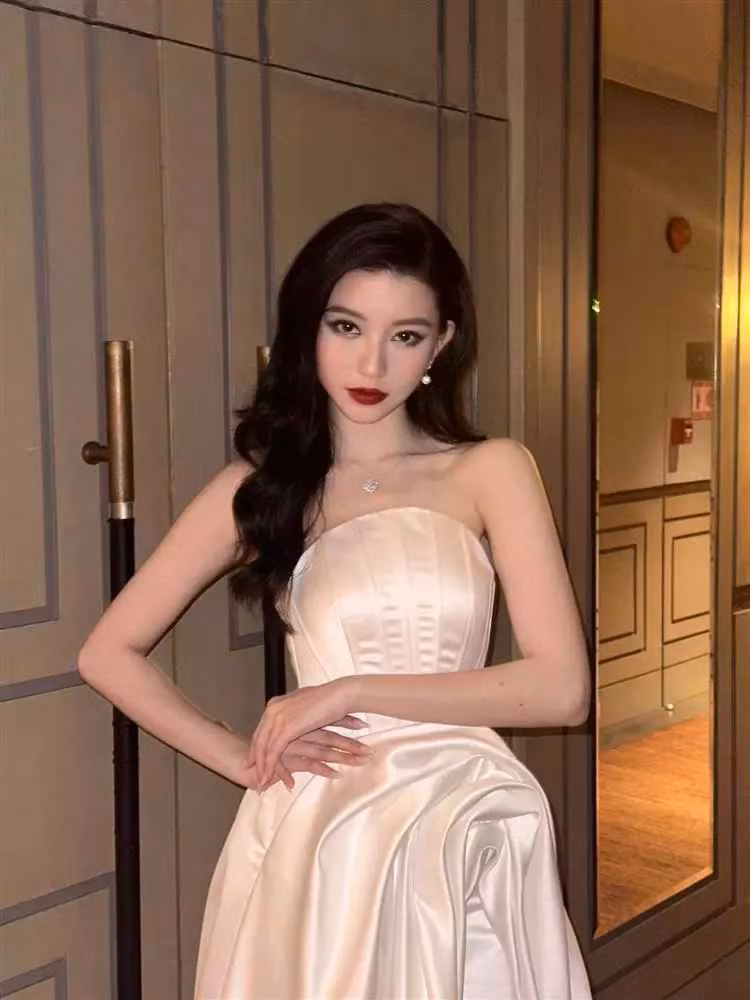 Bâu là hot girl gây bão ở rất nhiều những fanpage chuyên “săn lùng” trai xinh gái đẹp. Cô nàng này sở hữu nhan sắc "cực phẩm" với gương mặt đẹp không tì vết và thân hình với những đường cong vàng.