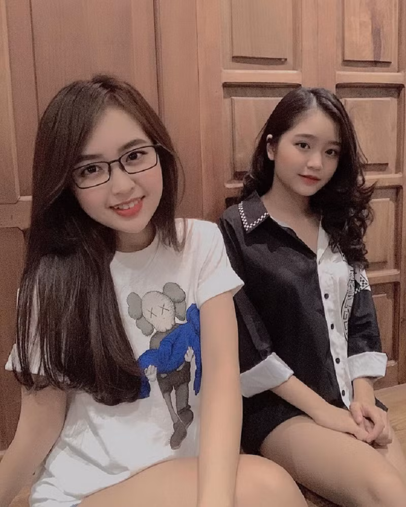 Mặc dù cách nhau tới 9 tuổi nhưng nếu nhìn thoáng qua, chắc chắn sẽ không ít người nhầm tưởng đây là cặp chị em sinh đôi bởi vẻ ngoài y đúc và thường xuyên mặc đồ đôi.