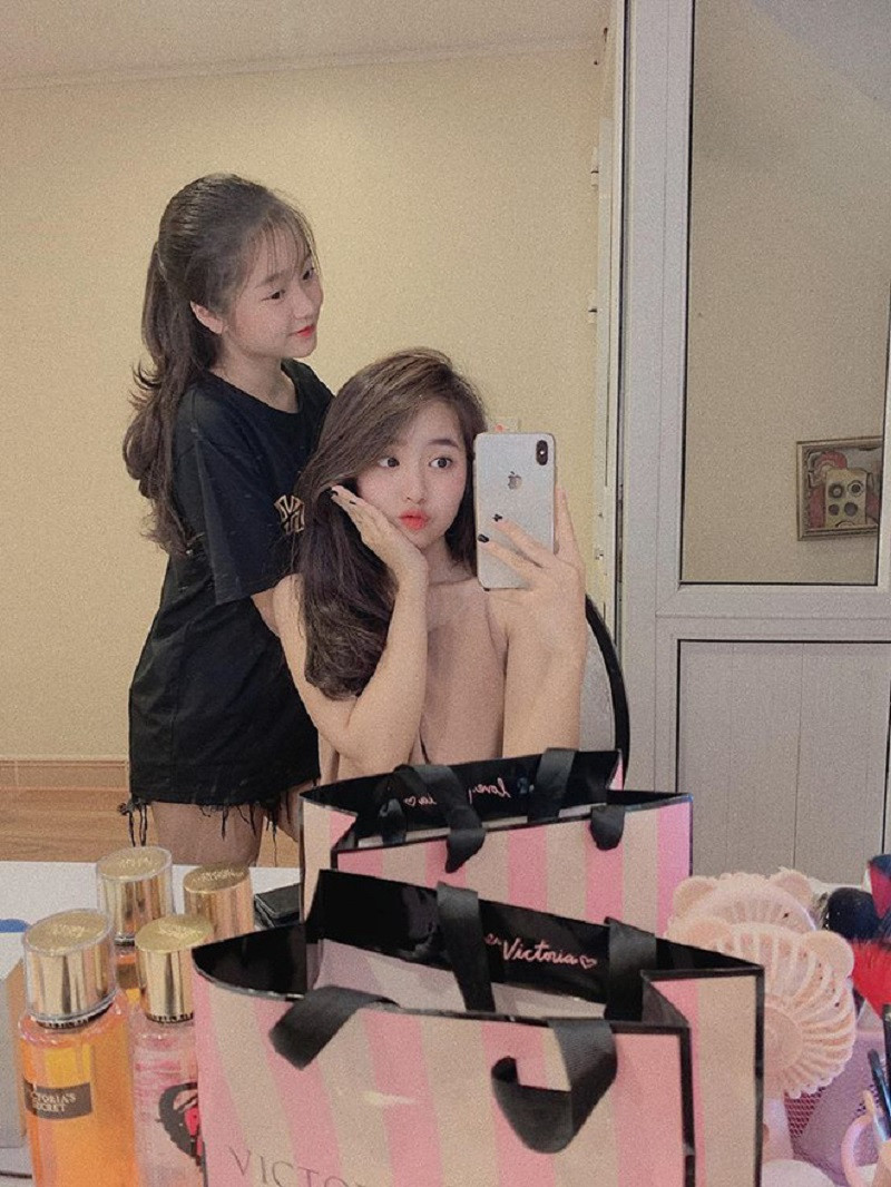 Phong cách ăn mặc của Phương Uyên và Phương Anh lại "xêm xêm" nhau nên khiến nhiều người tưởng rằng đây là cặp chị em sinh đôi.