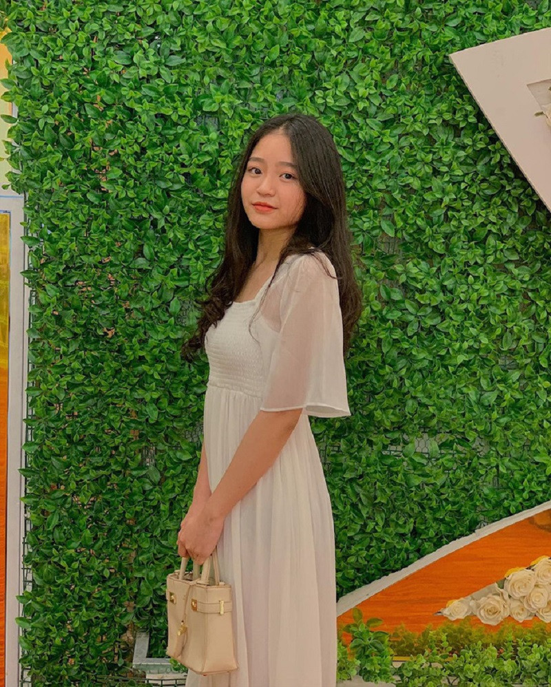 Chia sẻ với báo chí, Phương Uyên cho biết bản thân rất thích làm mẫu ảnh nhưng do còn đang đi học nên chưa có nhiều thời gian và kinh nghiệm để theo đuổi đam mê.