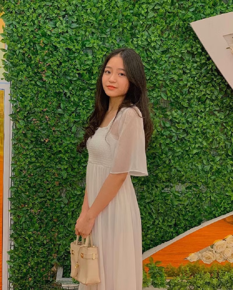 Chia sẻ với báo chí, Phương Uyên cho biết bản thân rất thích làm mẫu ảnh nhưng do còn đang đi học nên chưa có nhiều thời gian và kinh nghiệm để theo đuổi đam mê.