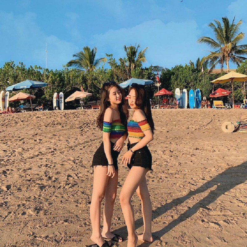 Hai chị em Phương Anh - Phương Uyên như hình với bóng, đến mức ra đường mọi người cũng tưởng là bạn bè. Bên cạnh đó, một phần vì Phương Uyên trông chững chạc hơn tuổi thật, còn Phương Anh nhìn lại rất "teen" nên cả hai chị em chỉ nhìn không có sự chênh lệch.