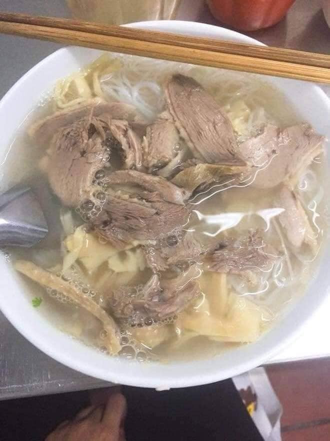Cũng chính từ những bát phở không hành, một cuộc tranh luận sôi nổi của nhiều dân mạng diễn ra.