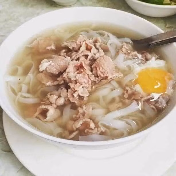 Thậm chí, nhiều người còn "ngoa ngoắt" hơn cho rằng ăn phở không hành như "con gái không tô son".