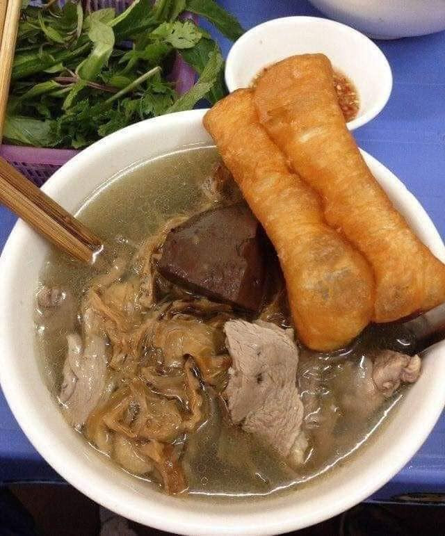 Theo ý kiến của một số dân mạng, bát phở không hành nhìn mất đi sự hấp dẫn, nó thực chất giống bát canh chan nước lã và thêm phần "topping" như thịt bò, gà.