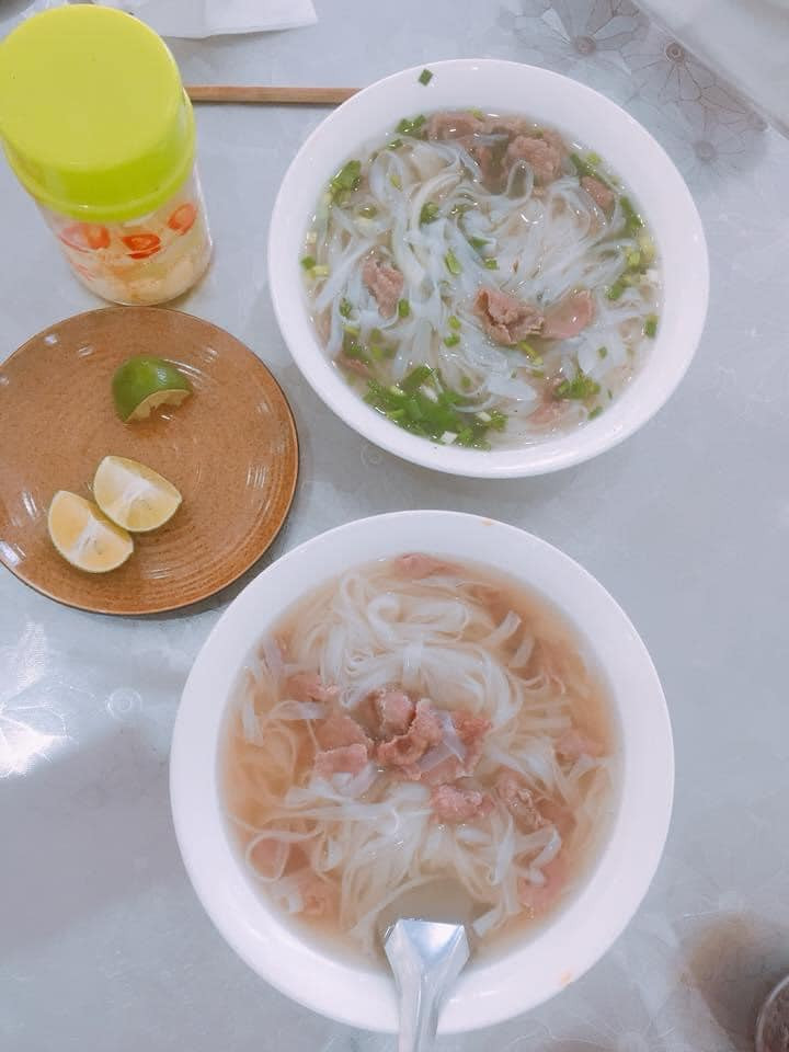 Hình ảnh so sánh giữa một bát phở có hành và #teamghéthành.