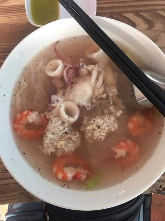 Tuy nhiên, một số người vì không ngửi nổi mùi hành nên trong bát phở của họ, hành là thứ bị gạt đi.