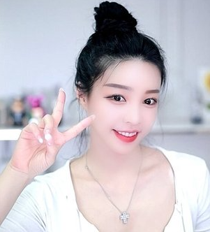 Không những vậy, Arisha còn thiết lập thêm kỷ lục mới khi đạt mức trung bình 130.533 bóng bay mỗi giờ phát sóng. Tất cả chỉ nhờ vào một điều, nhan sắc quá đỗi gợi cảm và xinh đẹp của cô nàng.