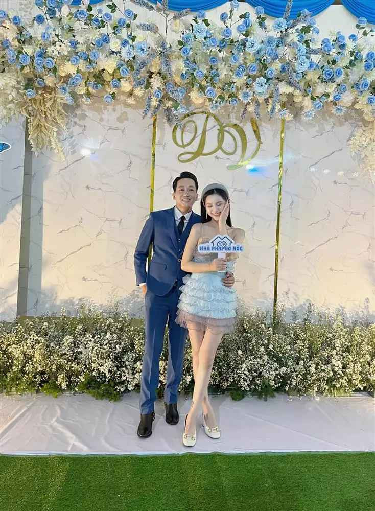 Xuất hiện tại hôn lễ, người đẹp chuyển giới chọn mẫu váy trắng xếp tầng khoe vai trần quyến rũ.