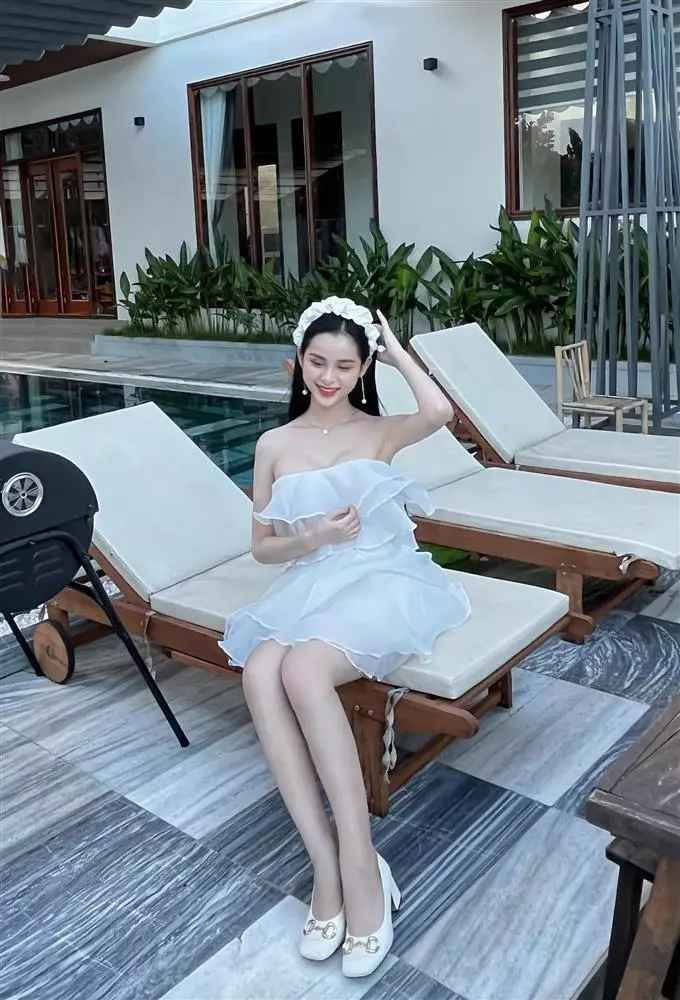 Trang phục của Tường Vi không những đượcthiết kế "na ná"mà còn trùng màu với chiếc váy cô dâu.