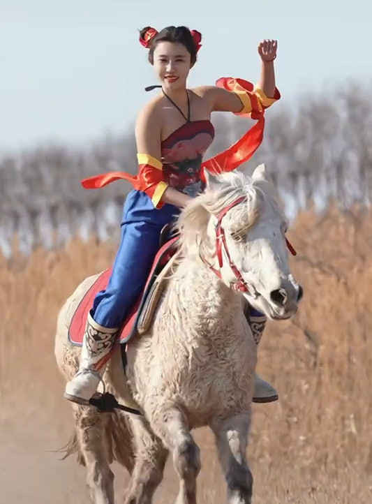 Trong video mà cô chia sẻ thể hiện được sự cứng cỏi của Natra, đồng thời không thiếu phần quyến rũ, thu hút ánh nhìn.