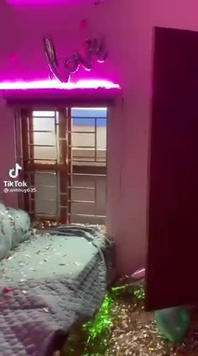 Một số netizen để lại bình luận với màn bán pháo kim tuyến ngập phòng cưới của nhóm bạn trên rằng: "“Đã từng trải đã làm lễ mệt xong còn bầu nữa. Vào nhìn cái phòng phát khóc, hết trong gầm giường, gầm tủ, đầu tủ đầu giường trên màn nữa. Dọn phát khóc”. “Bạn chồng tui biết tính tui nên không dám nghịch như này, làm lễ xong mệt còn thấy chỗ này nữa thì tui mà lớn tiếng lên thì mẹ chồng cũng không cản được. Bạn chồng mình tối hôm trước đến ngủ để sáng đi đón dâu mà không ai vào phòng cưới ngủ hết, ngủ ngoài phòng khách”...