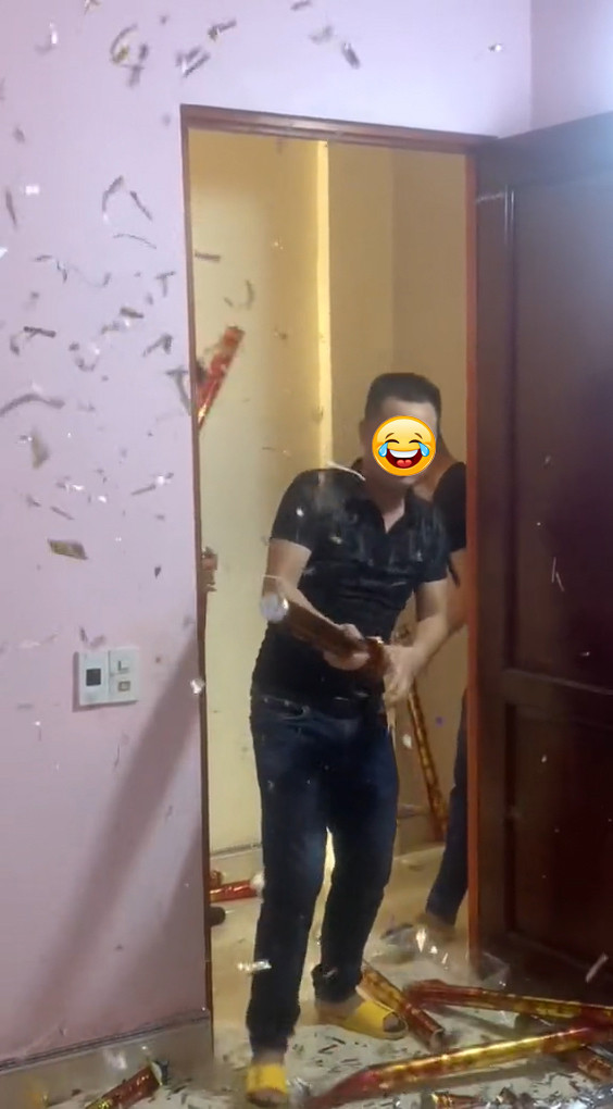 Những thanh niên này tiếp tục di chuyển pháo vào rồi tích cự vui vẻ. Họ vừa làm vừa cười thích thú, cứ nghĩ rằng đây là một trò đùa hài hước.