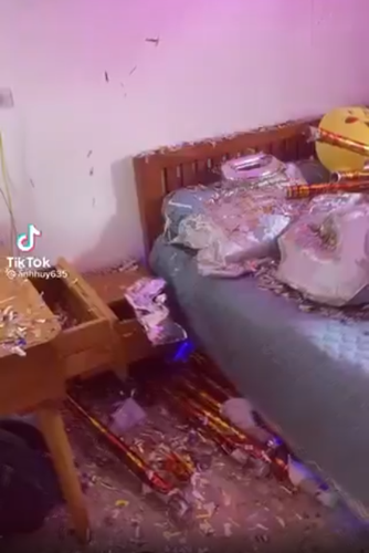 Vui thôi đừng vui quá, hãy biết cách đùa tinh tế không khiến người xung quanh phải bực tức. Đôi khi chỉ cần đi quá giới hạn trò đùa của bạn sẽ trở nên kệch cỡm và bị chê trách.