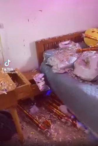 Vui thôi đừng vui quá, hãy biết cách đùa tinh tế không khiến người xung quanh phải bực tức. Đôi khi chỉ cần đi quá giới hạn trò đùa của bạn sẽ trở nên kệch cỡm và bị chê trách.