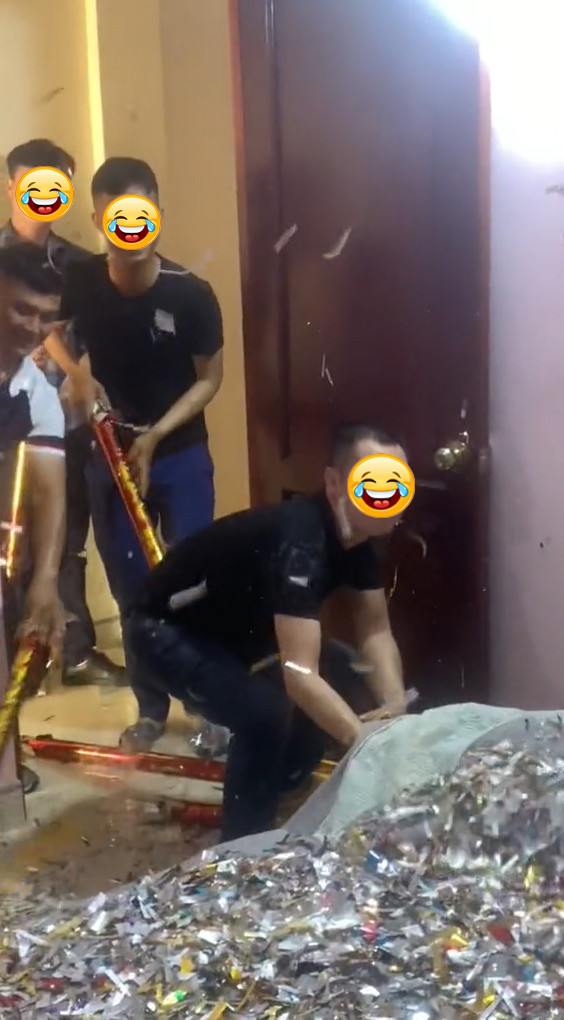 Tuy nhiên, dân mạng cực kì phẫn nộ trước hành động vô ý này. Mọi người nhận định cô dâu chú rể vốn đã mệt, bây giờ vào phòng lại hỗn độn như thế này chắc chắn sẽ không tránh khỏi bức xúc.