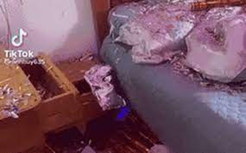 Đây không phải là trò đùa mà thực chất là hành động kém duyên, gây ra rắc rối cho người khác. Dọn hết căn phòng này không phải dễ, nhất là kim tuyến nhẹ rất dễ bay, muốn quét cũng khó.