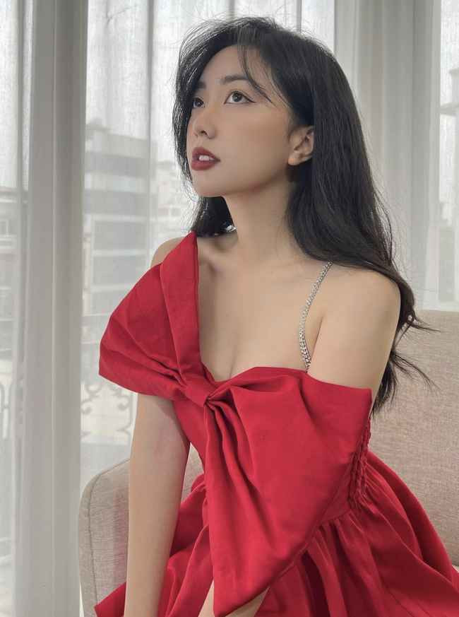 Mai Hà Trang có gu thời trang đa dạng, thời thượng. Và dù mặc đồ giản dị ở nhà hay chỉn chu khi ra ngoài, cô vẫn toét lên vẻ đẹp nữ tính, dịu dàng