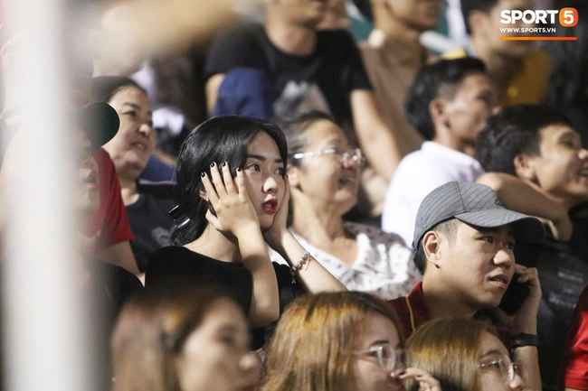 Góc chính diện hay góc nghiêng, vợ cầu thủ Hà Đức Chinh vẫn nổi bật với gương mặt tròn, xinh như búp bê. Ảnh: Sport5