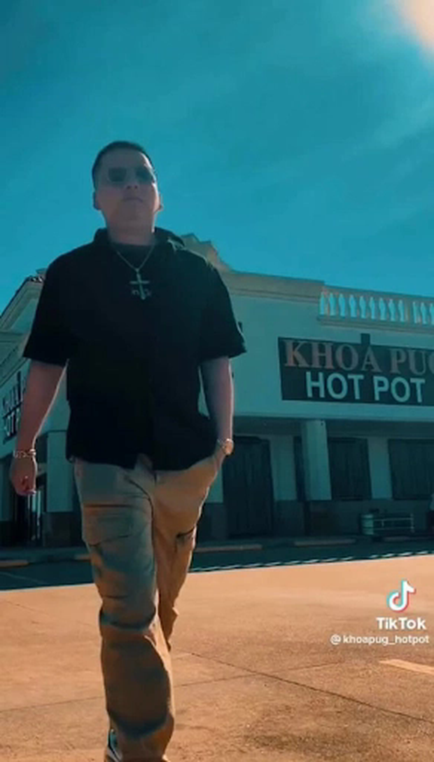 Khoa Pug chia sẻ trên trang cá nhân rằng nếu đã bỏ 5 tỷ ra kéo chân thì bước đi phải "khệnh khạng", ung dung hơn người bình thường. Thậm chí, giàu có đến mức này thì "ăn có người bưng, uống có người rót, ngủ có người quạt, ngay cả đi nặng cũng có người hầu...".