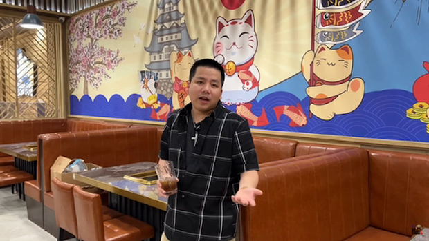 Khoa Pug còn hài hước khuyên cư dân mạng khỏi lo xa, những người có tiền kéo chân như anh toàn ăn chơi thoải mái chả phải lo âu điều gì.