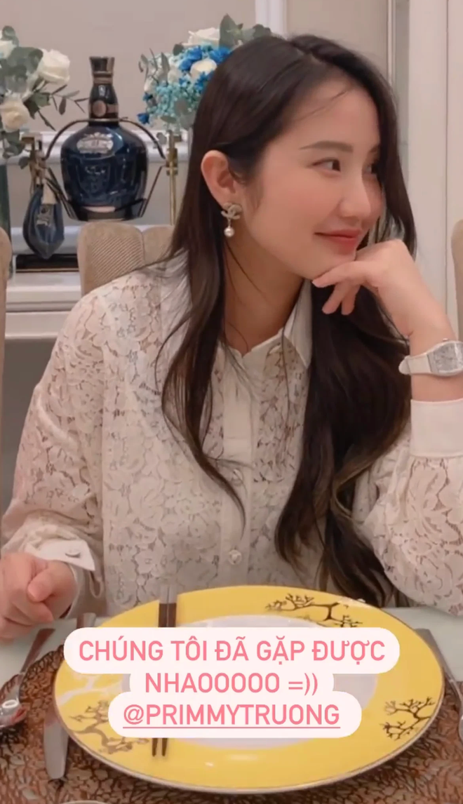 Mặc dù thường xuyên gửi bánh trái nhà làm cho Primmy Trương, thế nhưng có vẻ đã một khoảng thời gian khá lâu hai ái nữ nhà giàu mới có dịp tề tựu.