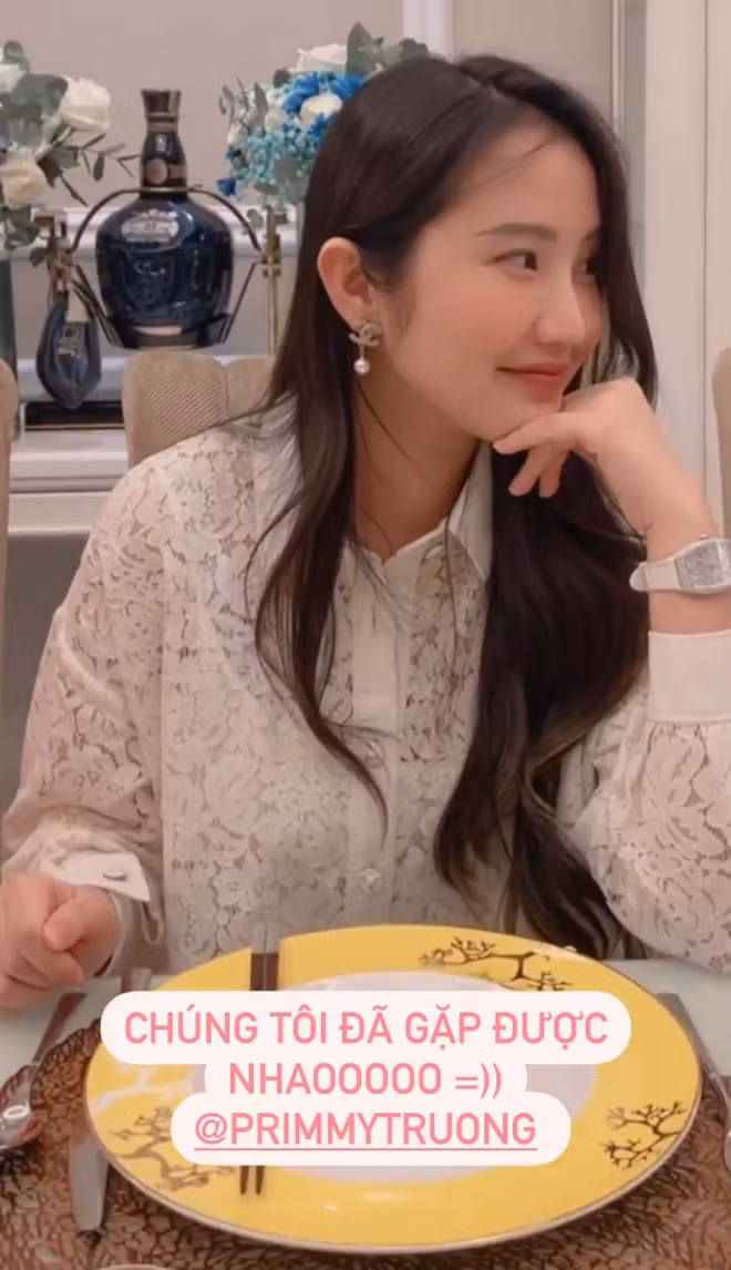 Mặc dù thường xuyên gửi bánh trái nhà làm cho Primmy Trương, thế nhưng có vẻ đã một khoảng thời gian khá lâu hai ái nữ nhà giàu mới có dịp tề tựu.