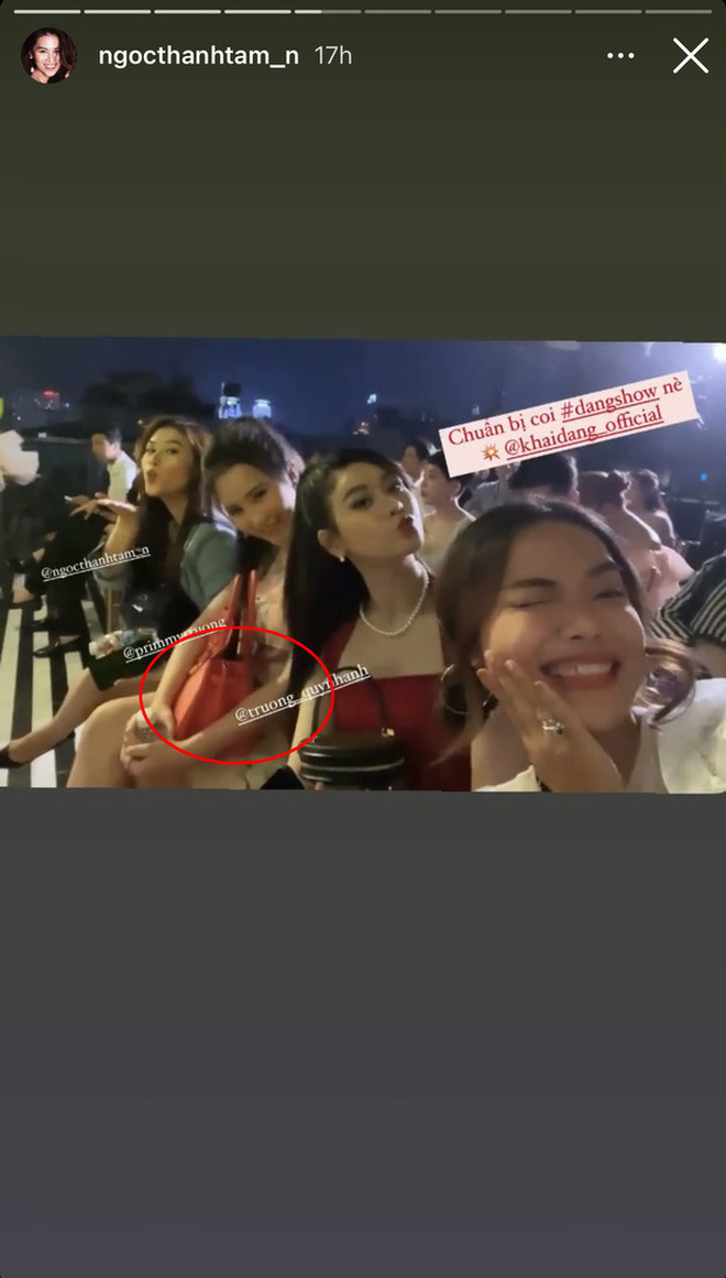 Phu nhân đại gia Phan Thành mặc một chiếc áo rộng, che đi vóc dáng và xõa tóc dịu dàng. Đáng chú ý, trên tay cô nàng còn đeo một chiếc đồng hồ màu trắng được nạm full kim cương.