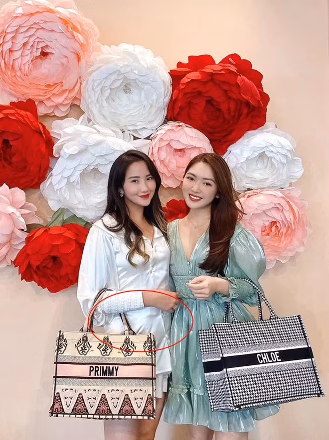 Đúng là tiểu thư nhà giàu, ăn tối với bạn thân thôi mà Primmy Trương cũng xinh xắn, sang trọng.