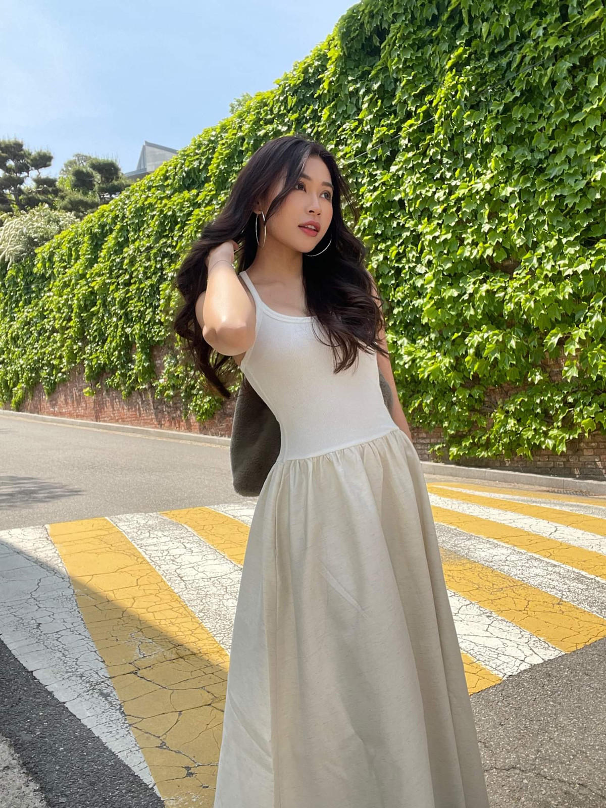 Trước khi trở về Việt Nam lập nghiệp, nàng hot girl có thời gian sinh sống tại Pháp và du học ngành Giao tiếp kinh tế ở Mỹ.