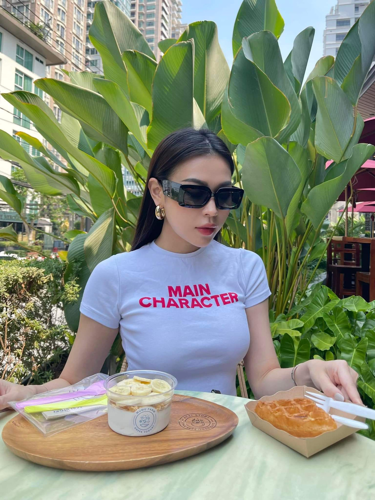 Sở hữu thân hình nóng bỏng với đường cong gợi cảm, người đẹp SN 1997 tự tin diện mặc những mẫu áo tắm hai mảnh, có khoảng hở sâu, khoe trọn vóc dáng.