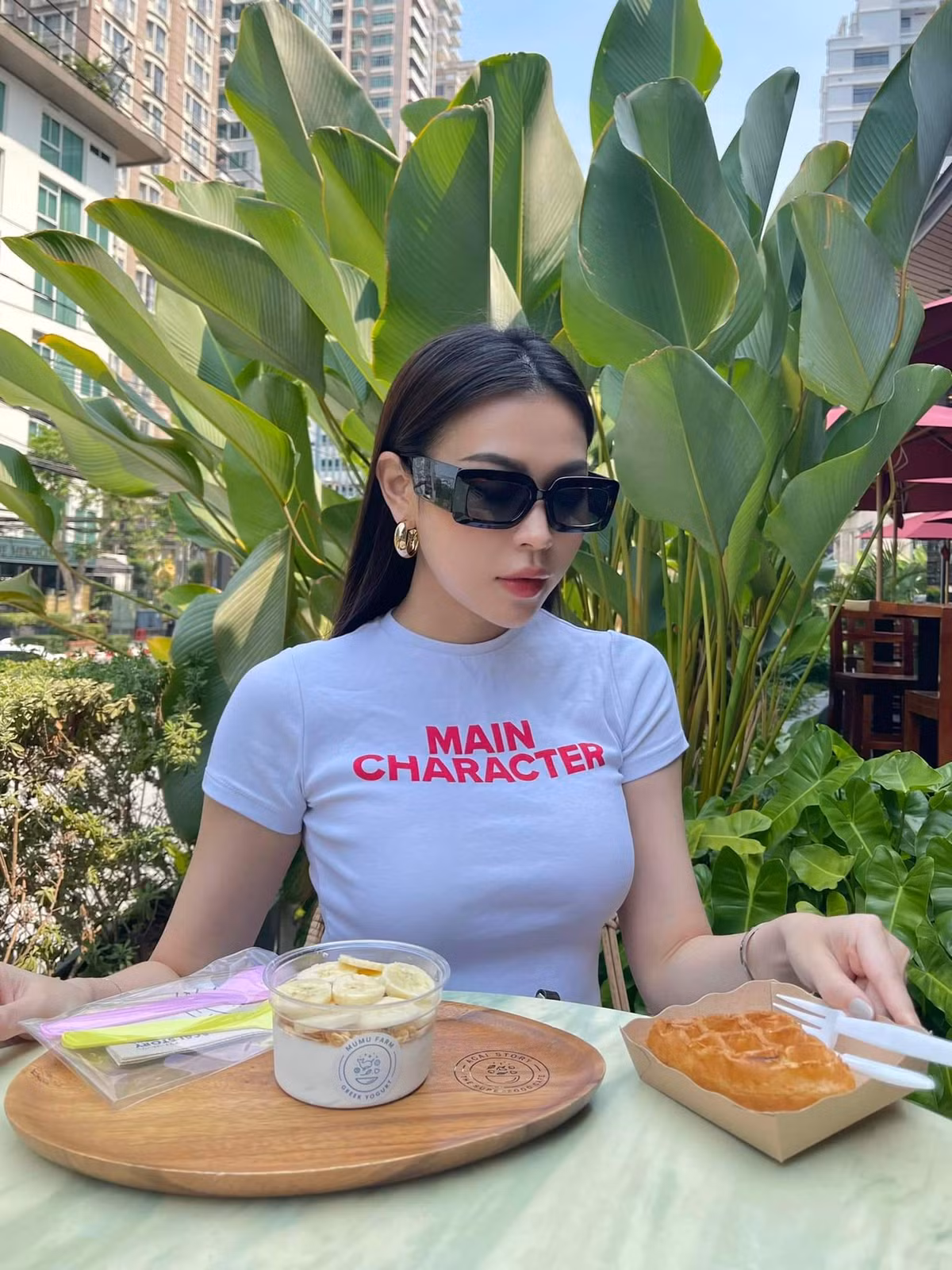 Sở hữu thân hình nóng bỏng với đường cong gợi cảm, người đẹp SN 1997 tự tin diện mặc những mẫu áo tắm hai mảnh, có khoảng hở sâu, khoe trọn vóc dáng.