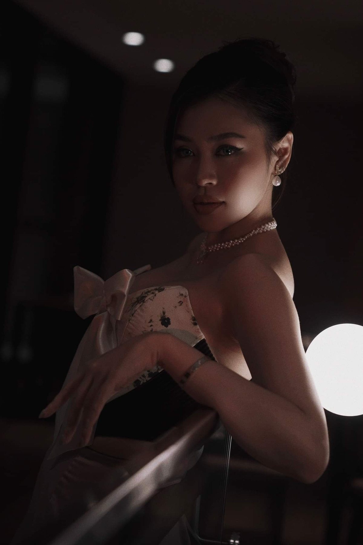 Trước đây, Nguyên thường gắn liền với phong cách thời trang trẻ trung, nữ tính. Người đẹp lựa chọn trang phục có phần kín đáo, đơn giản và ít chú trọng đến họa tiết, màu sắc.