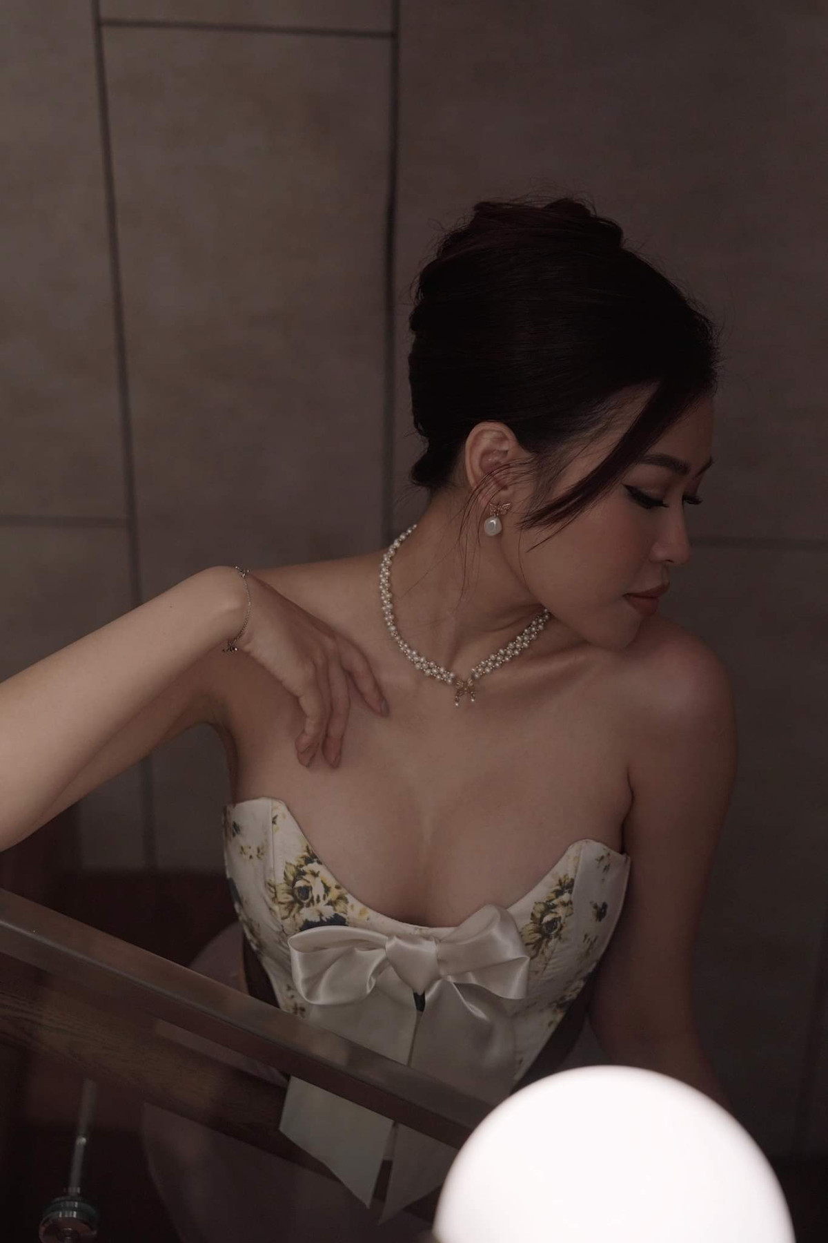 Nguyên Newin sở hữu cuộc sống sang chảnh, được theo học trường quốc tế từ nhỏ. Sinh ra ở "vạch đích" nhưng cô nàng không có tư tưởng ỷ lại vào gia đình mà cố gắng làm việc và tự kiếm ra nguồn thu nhập.