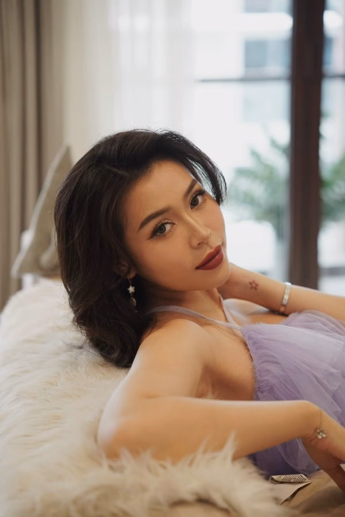 Từng theo đuổi hình ảnh ngọt ngào, đáng yêu, Nguyên Newin lựa chọn "lột xác" thành công với vẻ ngoài sang chảnh và nhan sắc ngày càng thăng hạng.