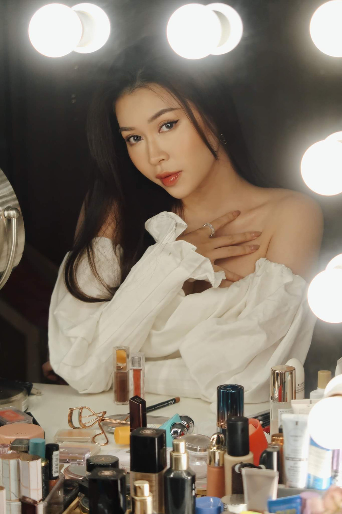 Nguyên Newin (tên thật Hoàng Bảo Nguyên, SN 1997, TPHCM) được biết đến là nhà sáng tạo nội dung về mảng thời trang, làm đẹp nổi tiếng trên mạng xã hội.