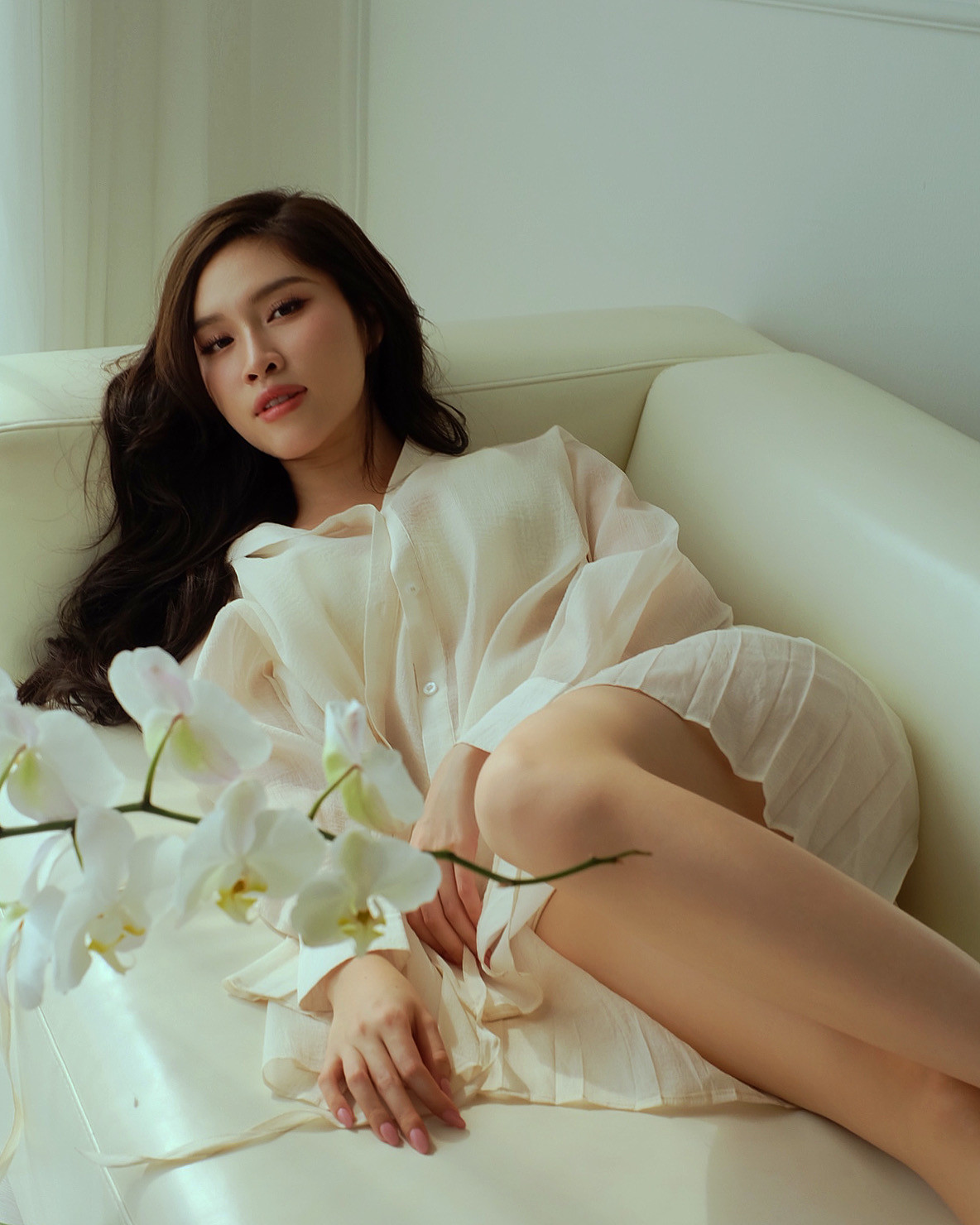 Có hình thể cân đối, đôi chân thon dài nổi tiếng nên người đẹp quê Nha Trang luôn biết cách khoe lợi thế vóc dáng.