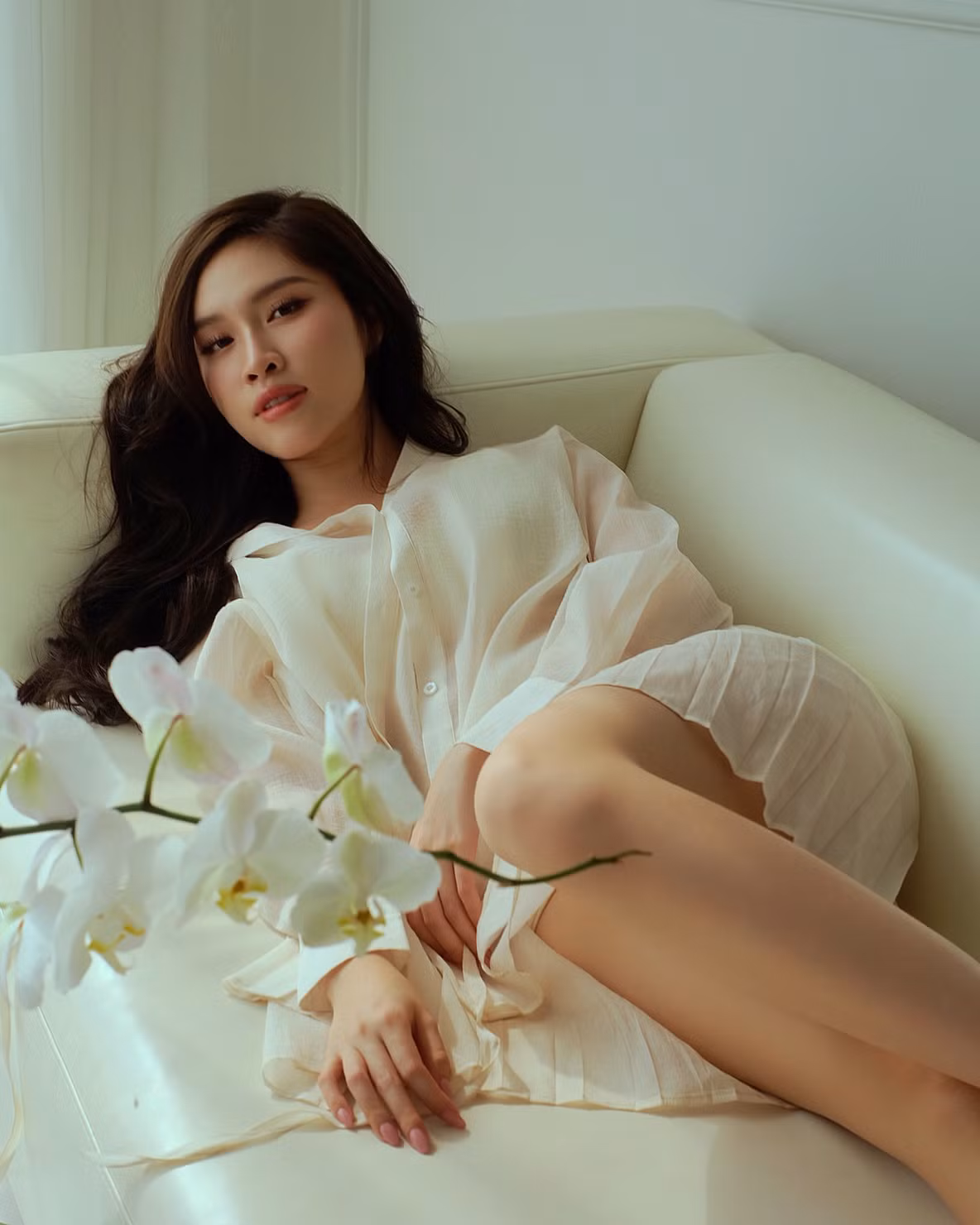 Có hình thể cân đối, đôi chân thon dài nổi tiếng nên người đẹp quê Nha Trang luôn biết cách khoe lợi thế vóc dáng.