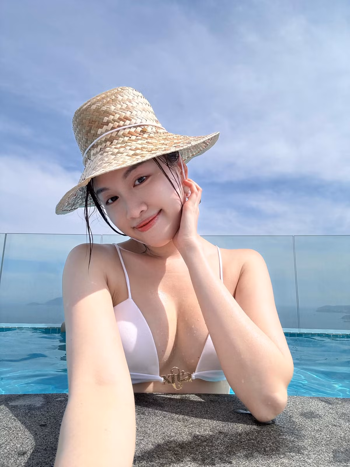 Xuất hiện trong những bức ảnh mới Thanh Thanh Huyền diện bộ bikini trắng khôi khoe nét đẹp đâu ra đấy của mình.