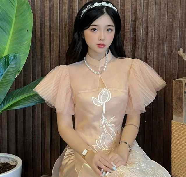 Bài báo của đất nước tỷ dân nói về Khánh Ly có tựa đề: "Nữ sinh biết tiếng Trung, gây sốt với body S-line và gương mặt xinh đẹp ngọt ngào".