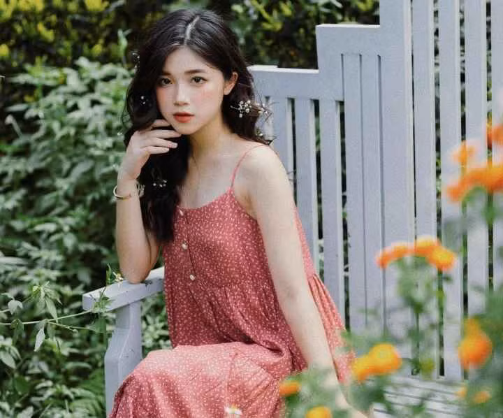 Cựu nữ sinh trường chuyên Hùng Vương luôn xuất hiện với hình ảnh mơ mộng, sắc vóc mỏng manh như sương khói.