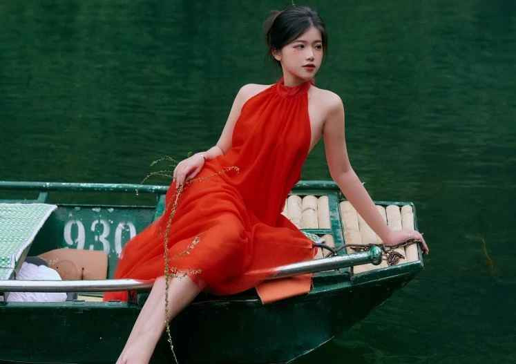 Khánh Ly gây ấn tượng bởi vẻ đẹp nữ tính, ngọt ngào, không kém phần gợi cảm.